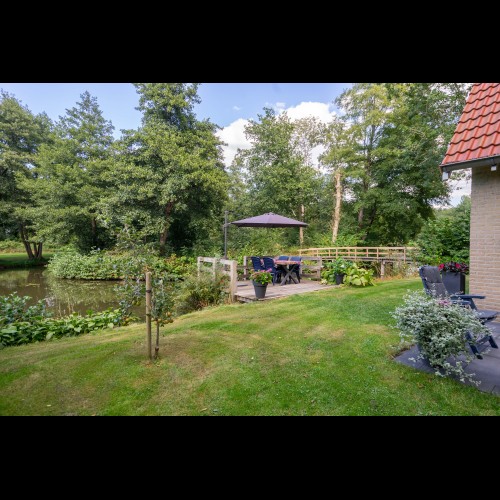 vrije tuin en steiger aan viswater.jpg