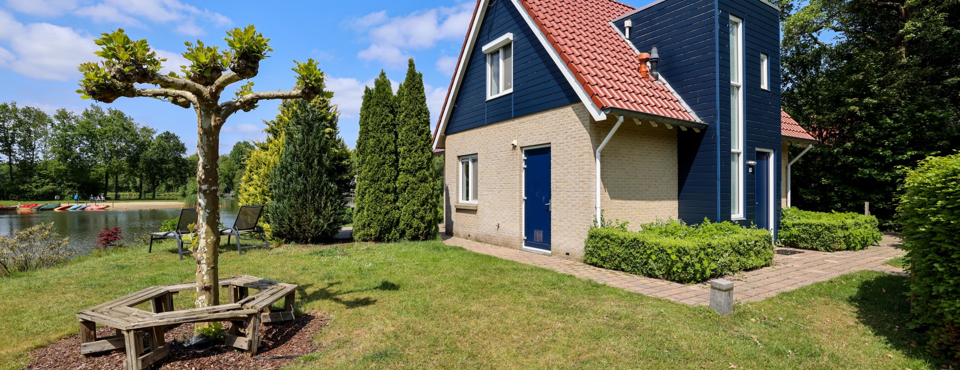 ruime tuin aan het water 23.jpg