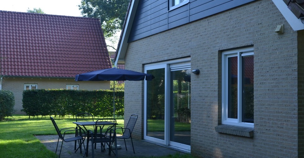 toegankelijk terras met tuinset en parasol.jpg