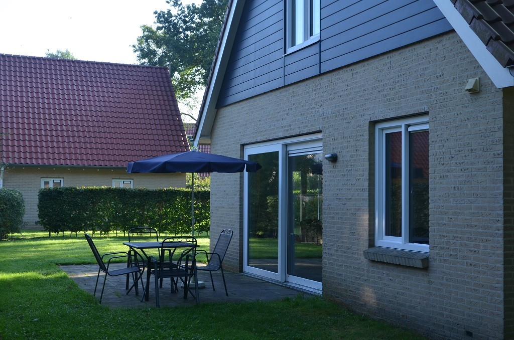 toegankelijk terras met tuinset en parasol.jpg