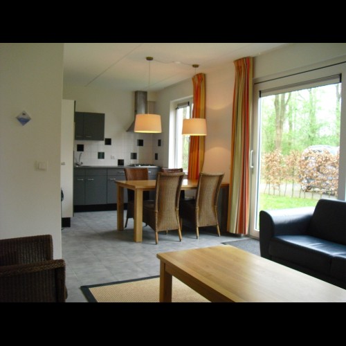 overzicht woonkamer met brede schuifpui.jpg