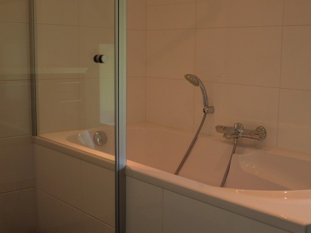 beneden badkamer met ligbad en aparte douche.jpg