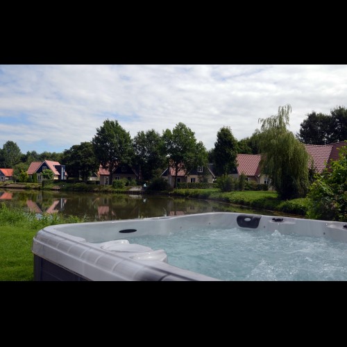eigen spa met uitzicht over de plas 1024 pix.jpg
