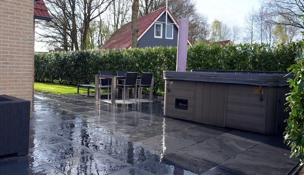 eigen ruime buitenspa.jpg