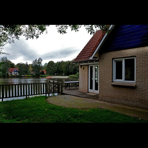 tuin en terras direct aan het water.jpg