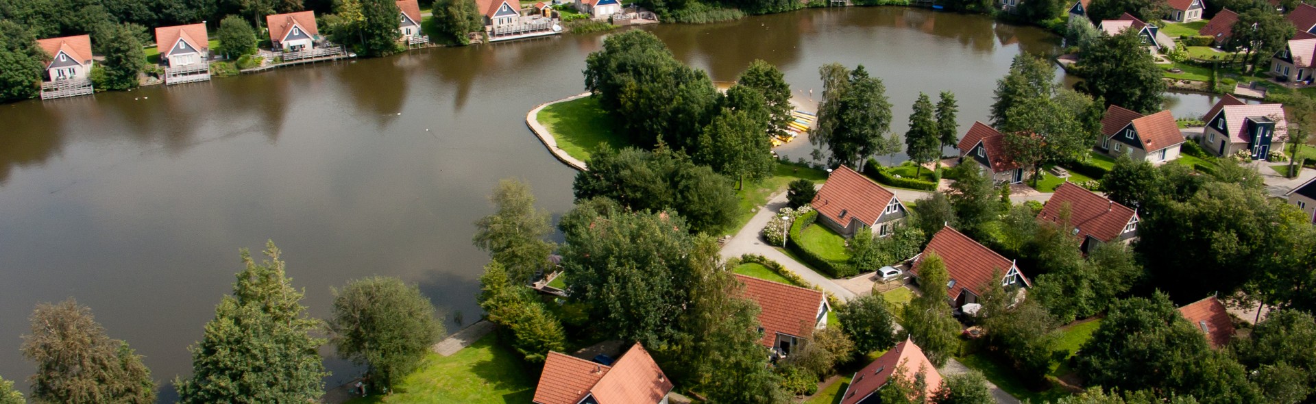 luchtfoto grote plas vanaf centrumgebouw.jpg