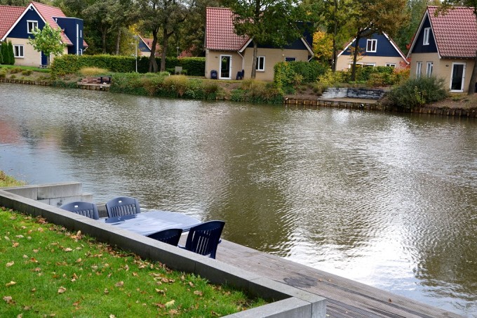 terras en vlonder aan het water.jpg