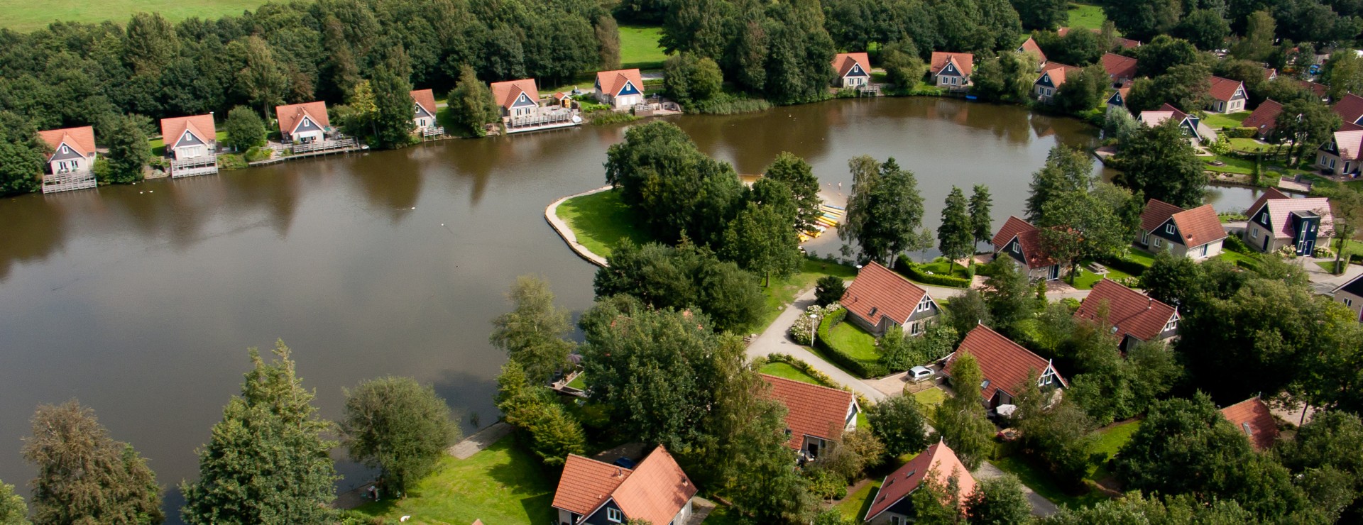 luchtfoto grote plas vanaf centrumgebouw.jpg