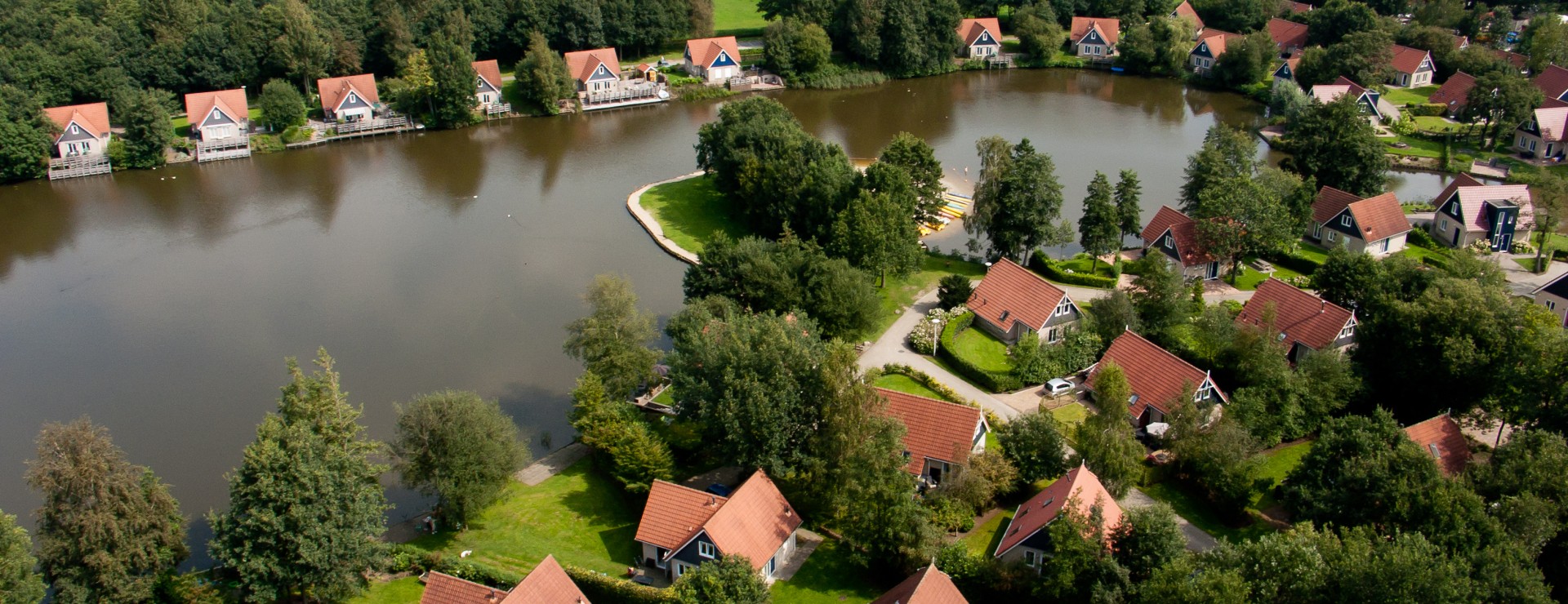 luchtfoto grote plas vanaf centrumgebouw.jpg