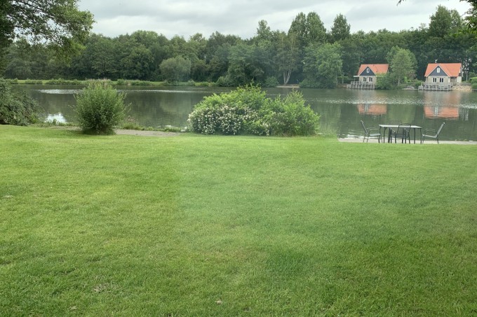 ruime tuin aan visplas.jpeg