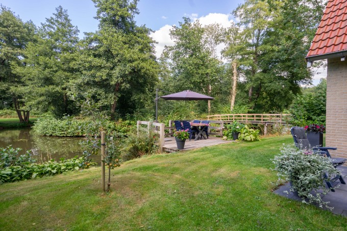 vrije tuin en steiger aan viswater.jpg