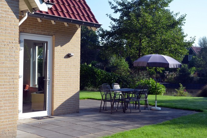 ruim terras met tuinset en parasol.jpg