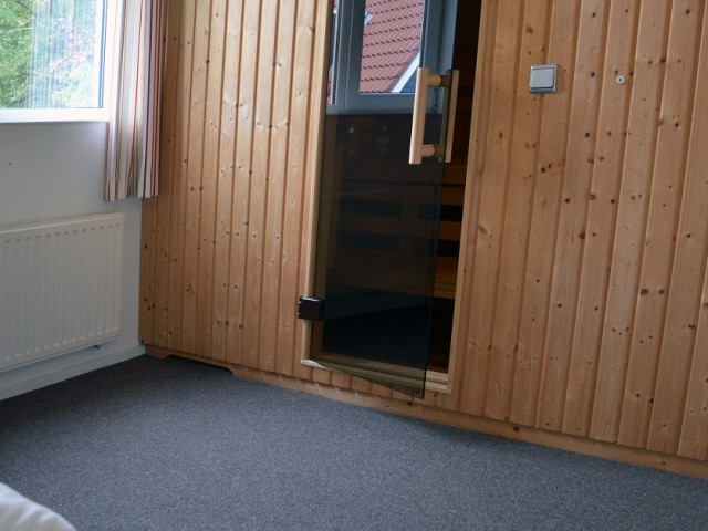 eigen ruime sauna op de verdieping.jpg