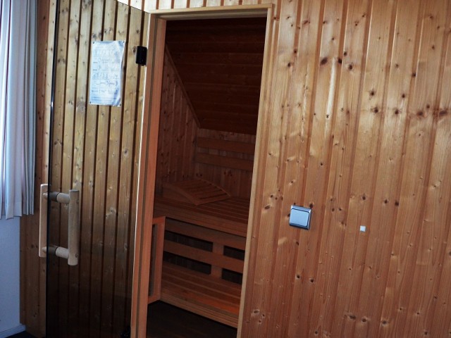 op verdieping eigen ruime sauna.jpg