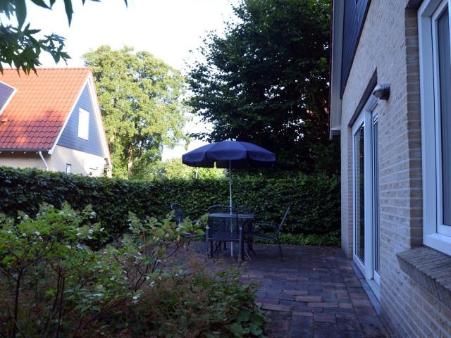 terras met tuinset en parasol.jpg
