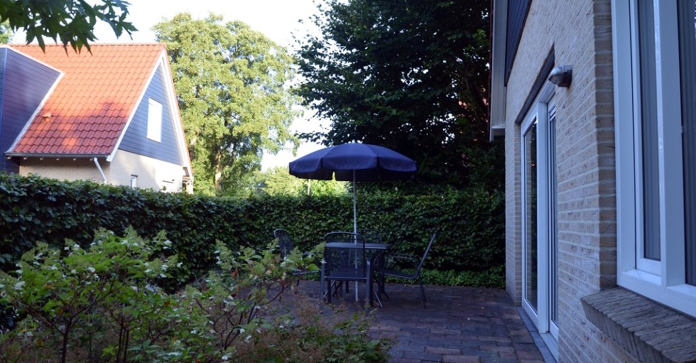 terras met tuinset en parasol.jpg