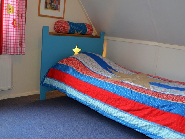 een boven slaapkamer met kinderthema.jpg