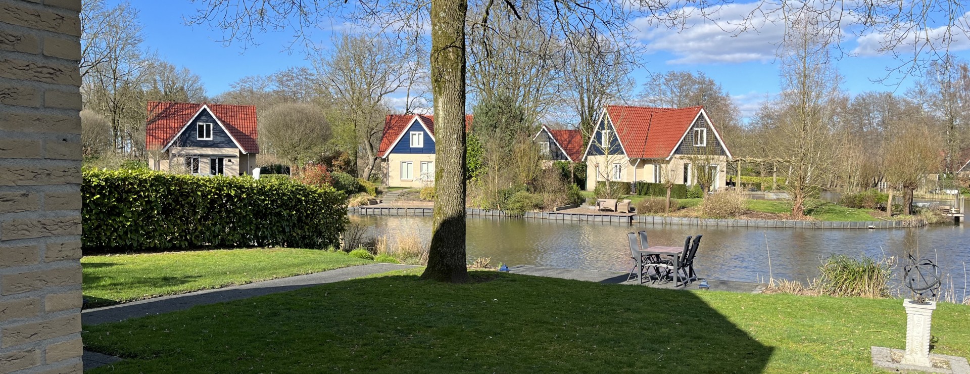 grote tuin aan het water.JPG