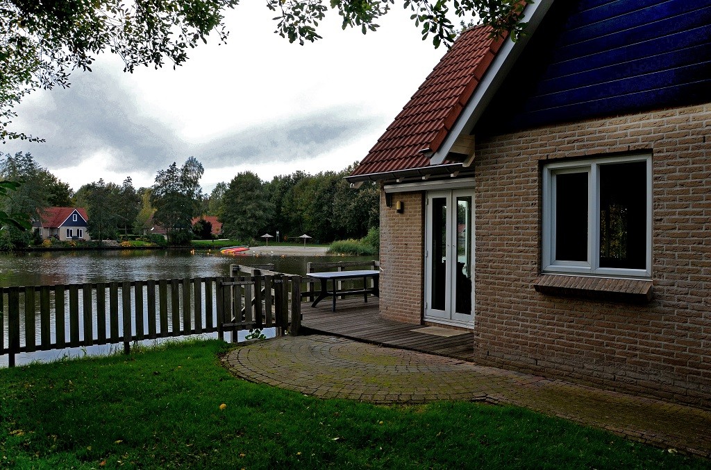 tuin en terras direct aan het water.jpg