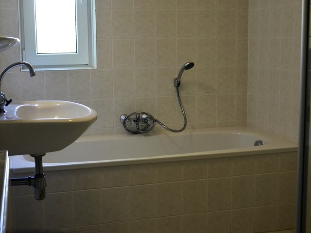 badkamer op begane grond met bad en douche.jpg