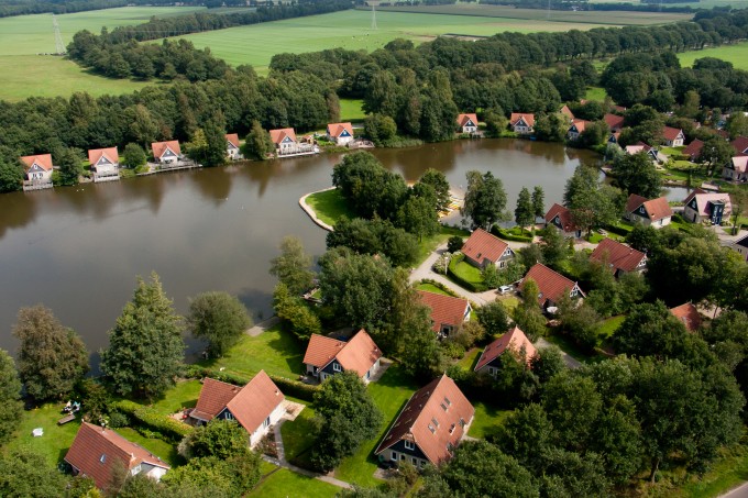 luchtfoto grote plas vanaf centrumgebouw.jpg