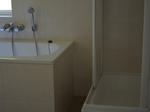 badkamer op begane grond met bad en douche.jpg